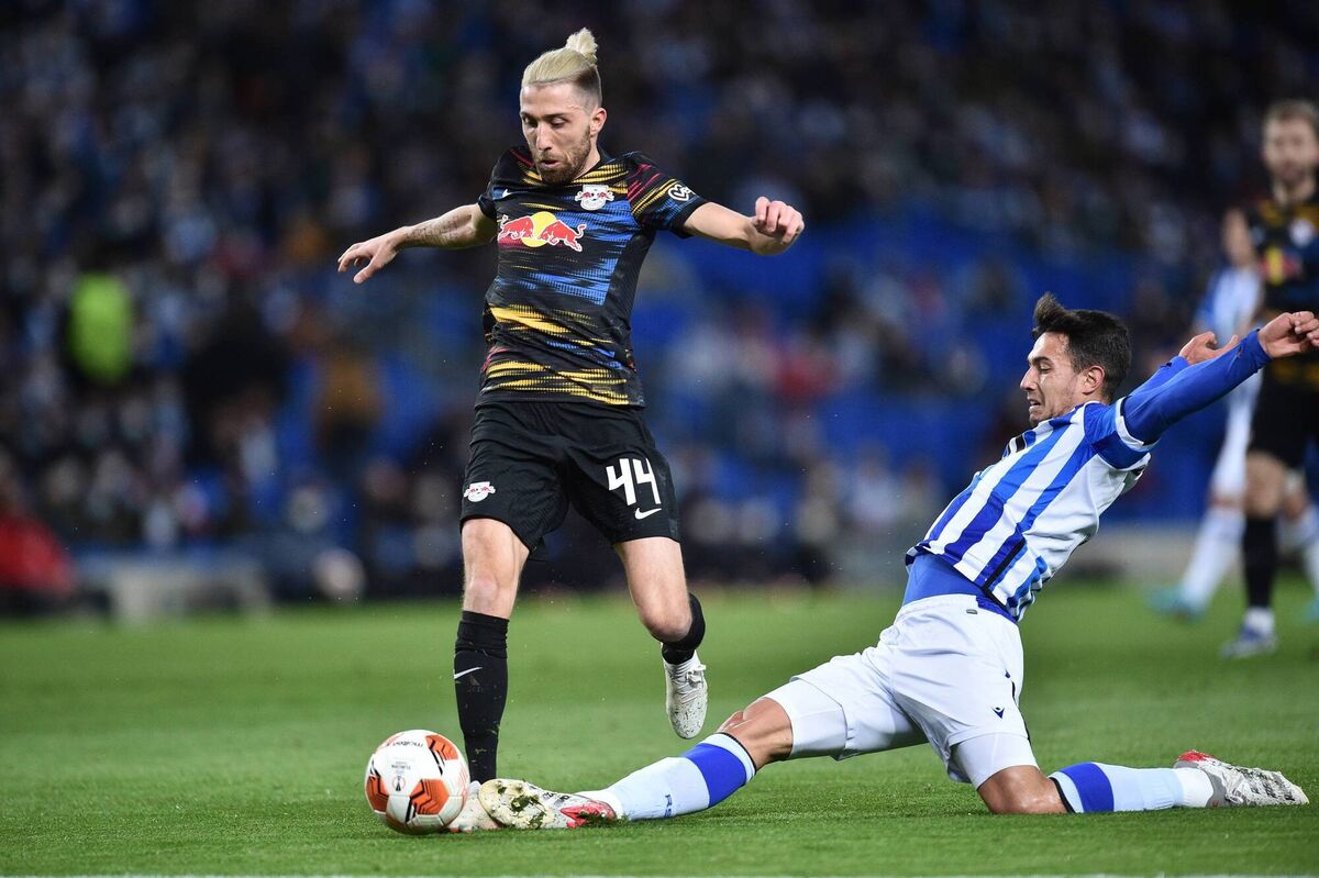 Kevin Kampl of Leipzig and Martin Zubimendi of Real Sociedad in action during the UEFA Europa League Knockout Round Play-Offs Leg Two match between Real Sociedad and RB Leipzig at Estadio Anoeta on February 24, 2022 in San Sebastian, Spain. (Photo by Juan Manuel Serrano Arce/Getty Images)