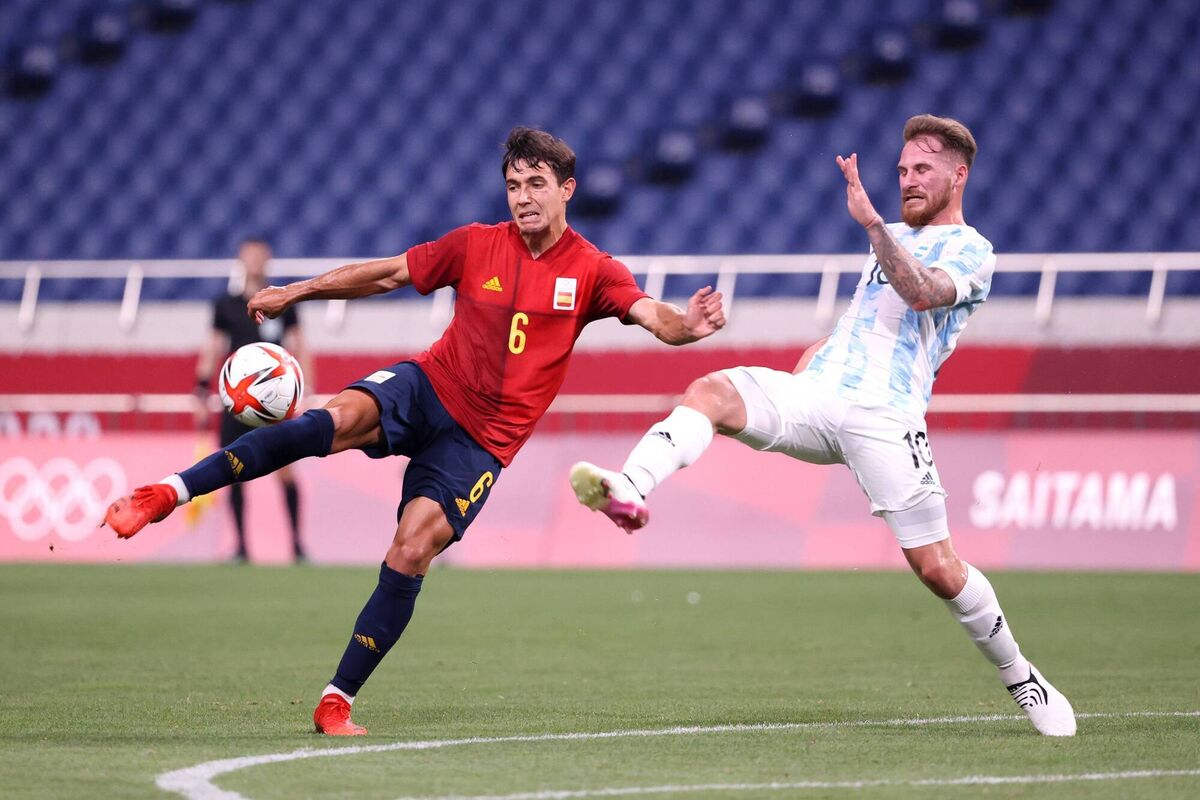 Martin Zubimendi #6 of Team Spain shoots whilst under pressure from Alexis Mac Allister #10 of Team Argentina during the Men's First Round Group C match between Spain and Argentina on day five of the Tokyo 2020 Olympic Games at Saitama Stadium on July 28, 2021 in Saitama, Japan. (Photo by Atsushi Tomura/Getty Images)