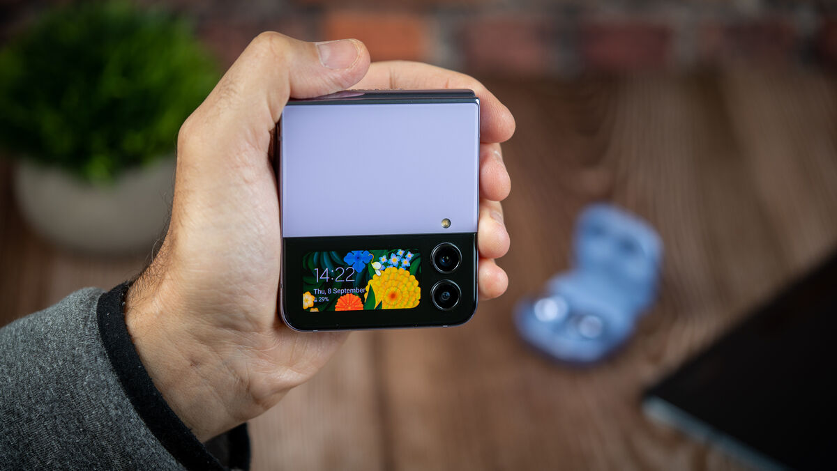 Take selfies with the Rear Camera while the Cover Screen gives you a real-time preview. Picture: Noel Campion. Take selfies with the Rear Camera while the Cover Screen gives you a real-time preview. Picture: Noel Campion.