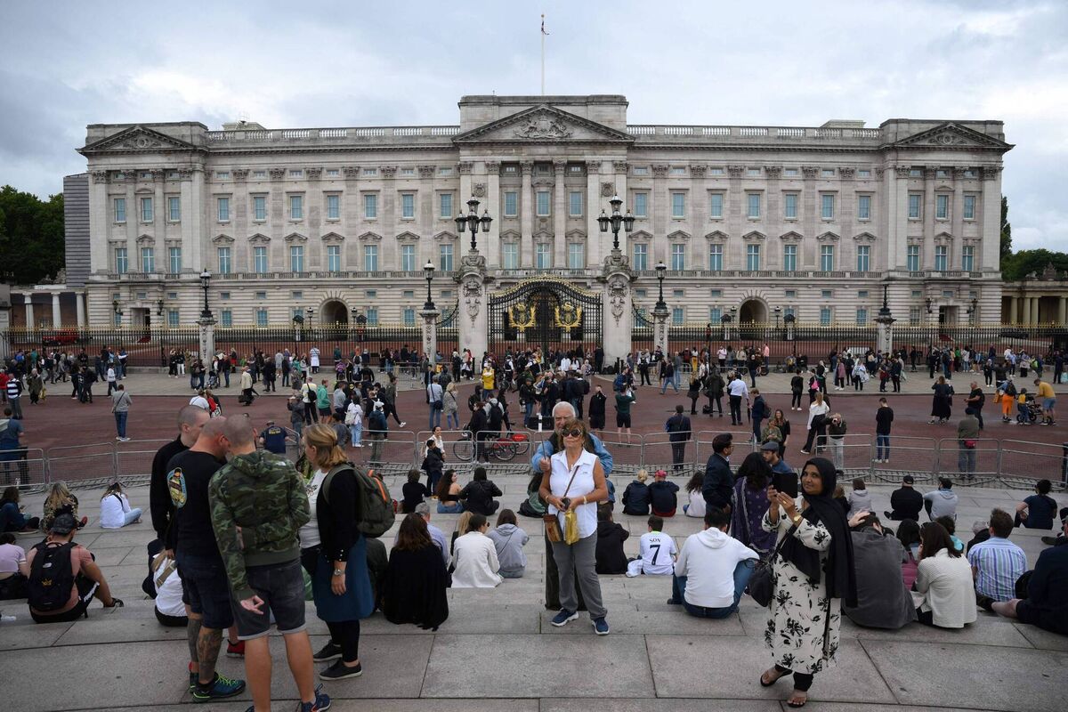 Crowds gather outside Buckingham Palace, Picture: DANIEL LEAL/AFP via Getty Images)