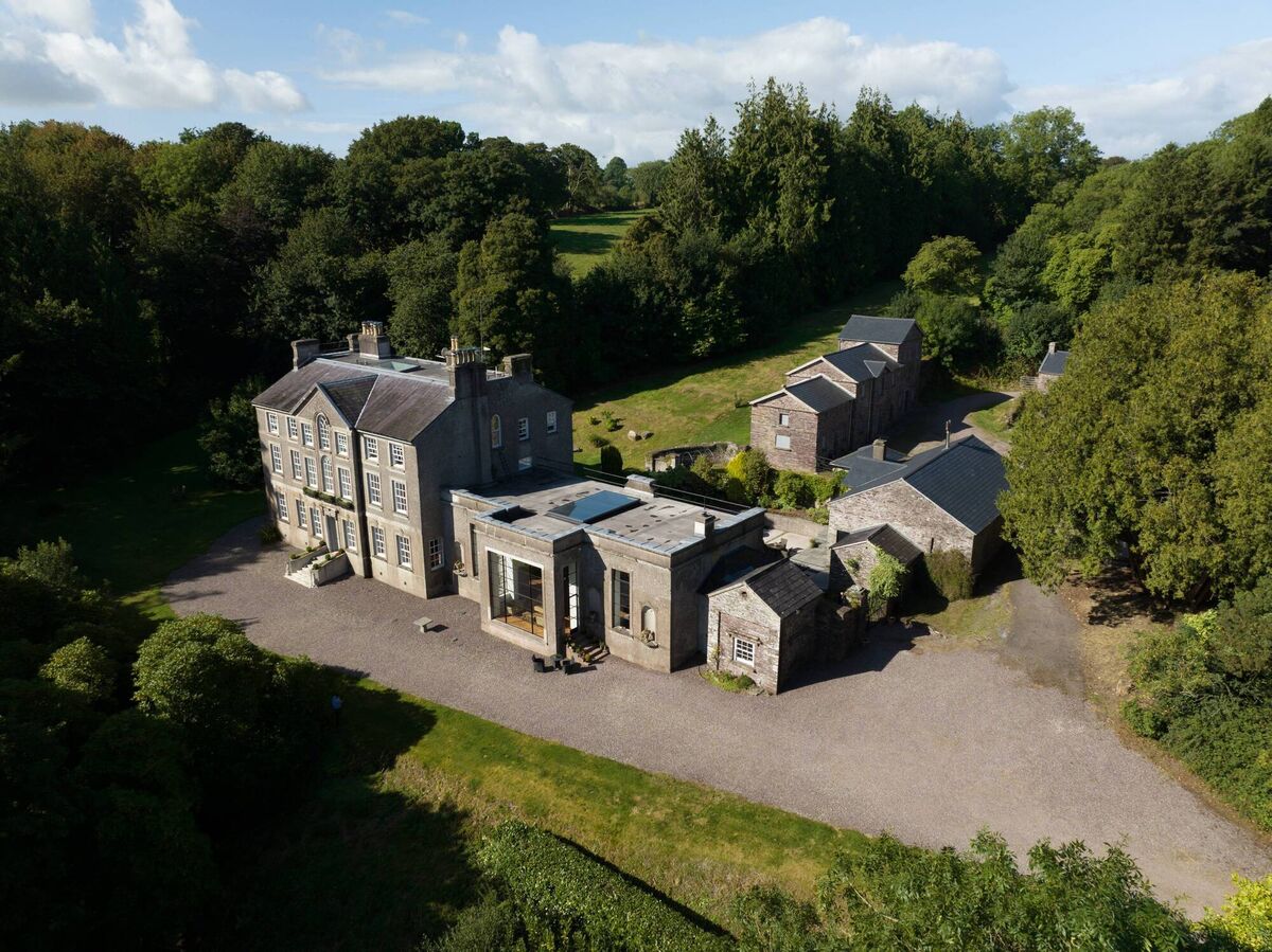 House and courtyard buildings