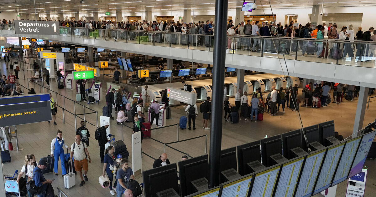 コルクの写真家は、スキポール空港でのセキュリティの遅延により、アムステルダムで足止めされた多くの人の 1 人です。 Nipponese