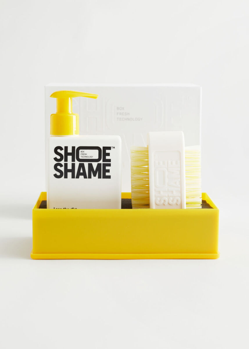 Shoe Shame Lose the Dirt Kit €20 & Other Stories Shoe Shame Lose the Dirt Kit €20 & Other Stories