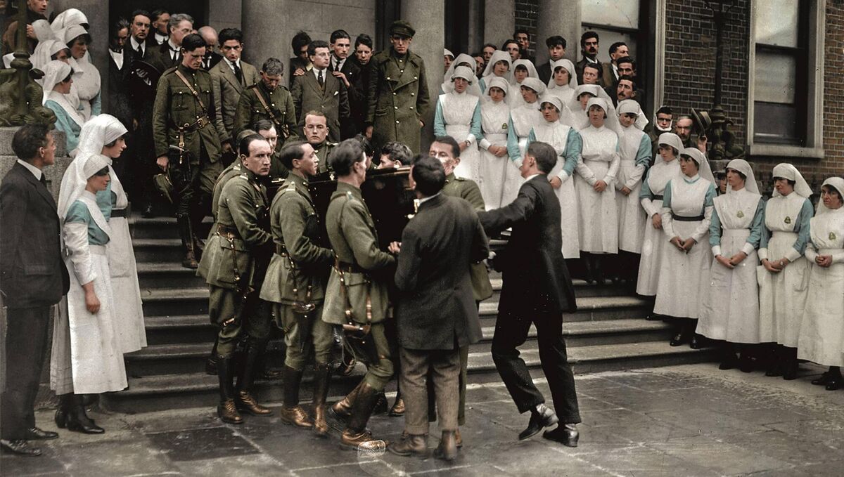 Nurses form a guard of honour as army officers including Kevin O’Higgins, Richard Mulcahy, and Gearóid O’Sullivan carry the coffin of Michael Collins down the steps of St Vincent's Hospital in Dublin, with WT Cosgrave at the top of the steps.