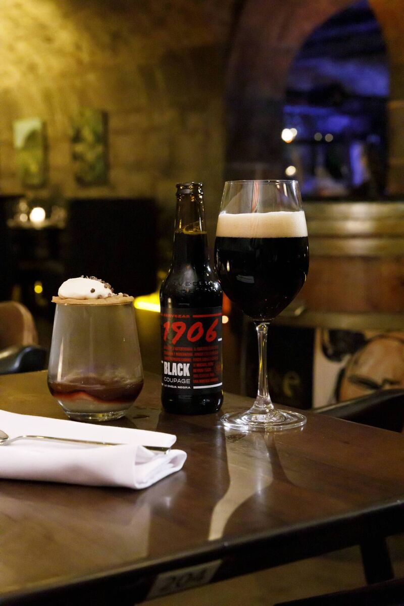 White hot chocolate mousse, Amarena cherries, chocolate brandy snap and Estrella Galicia’s 1906 Black Coupage (ABV 7.2%)