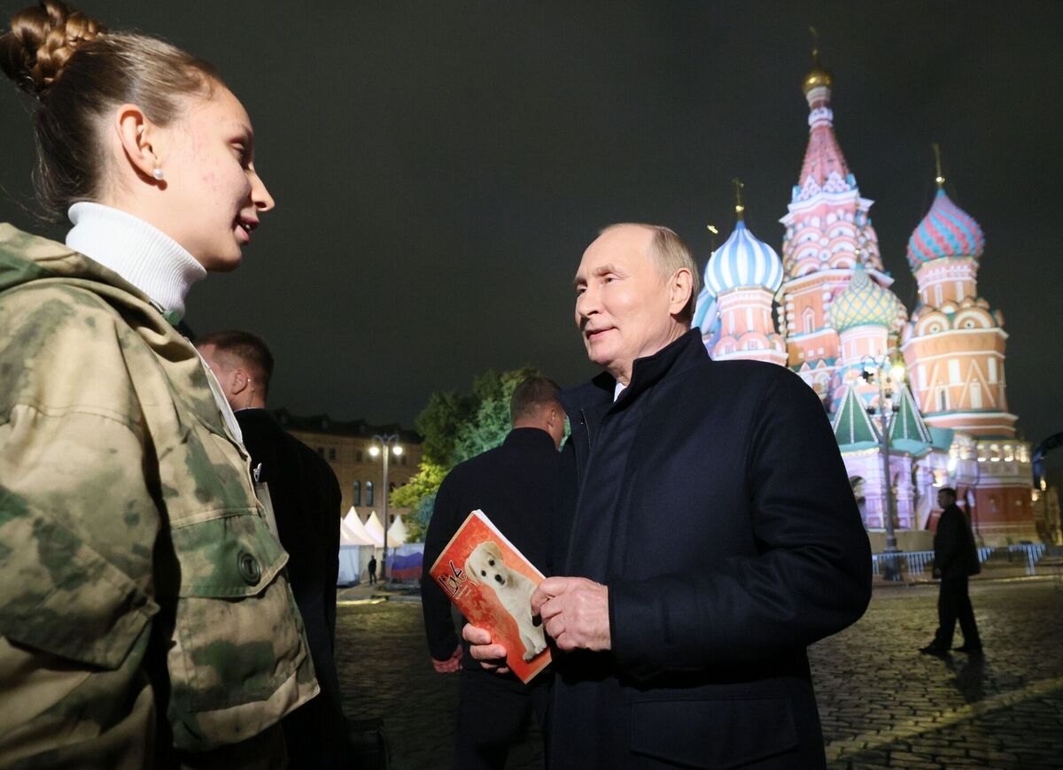 Russian President Vladimir Putin speaks to poetess from Donetsk region Bogdana Neshcheret before celebrations marking the incorporation of regions of Ukraine to join Russia. Picture: Gavriil Grigorov, Sputnik, Kremlin Pool Photo via AP