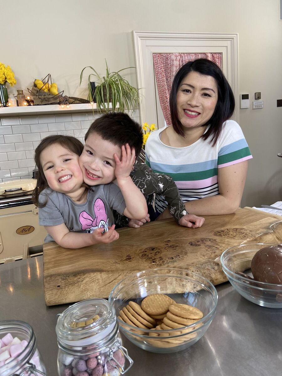  TV cook Suzie Lee with her children Zander (6) and Odie (3) at home in their kitchen 