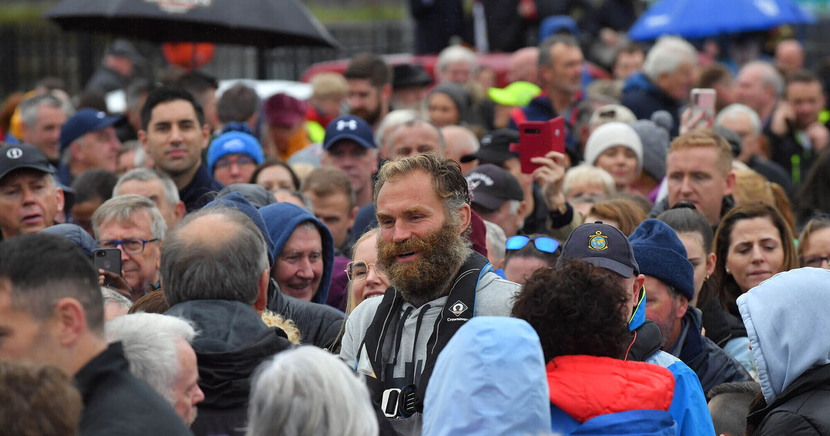 Hundreds turn out to give Damian Browne a hero's welcome after rowing ...
