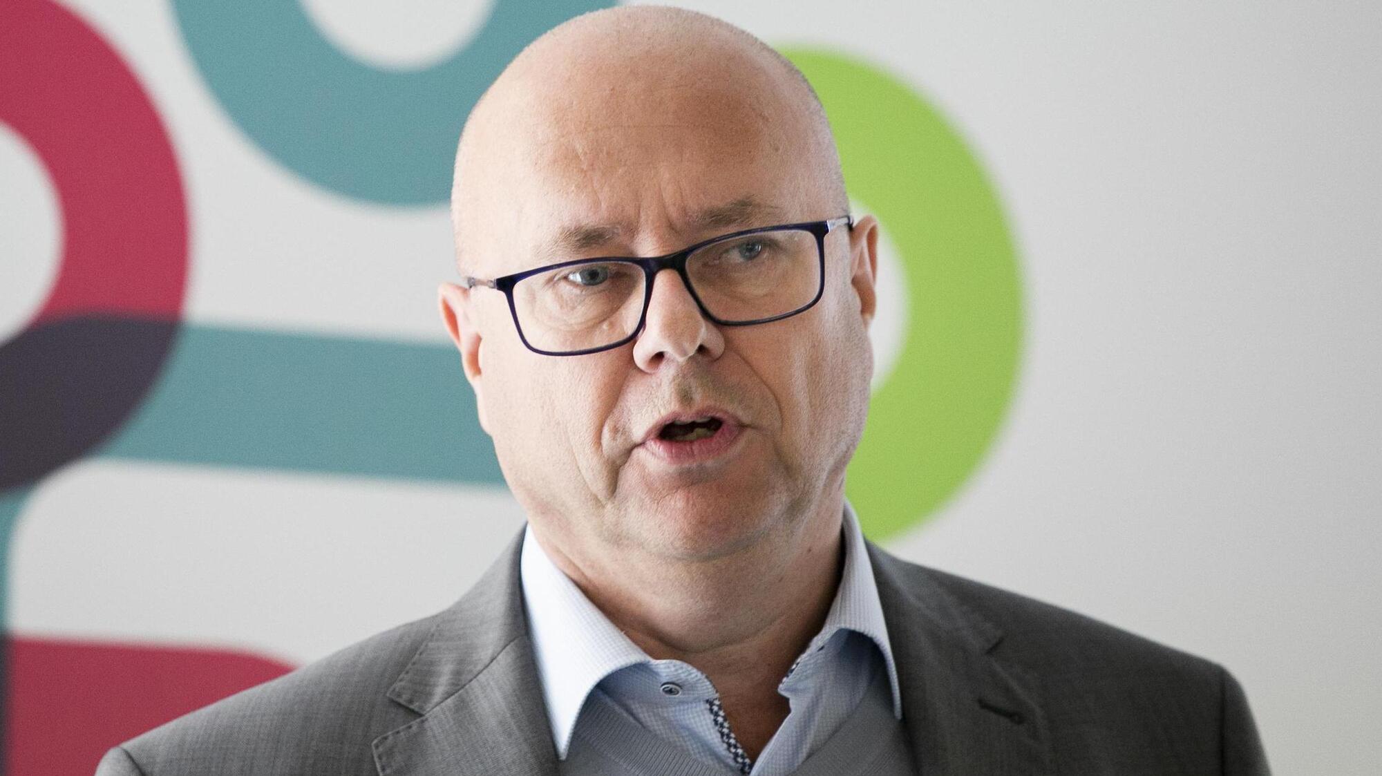 Unions ratify new public-sector pay deal