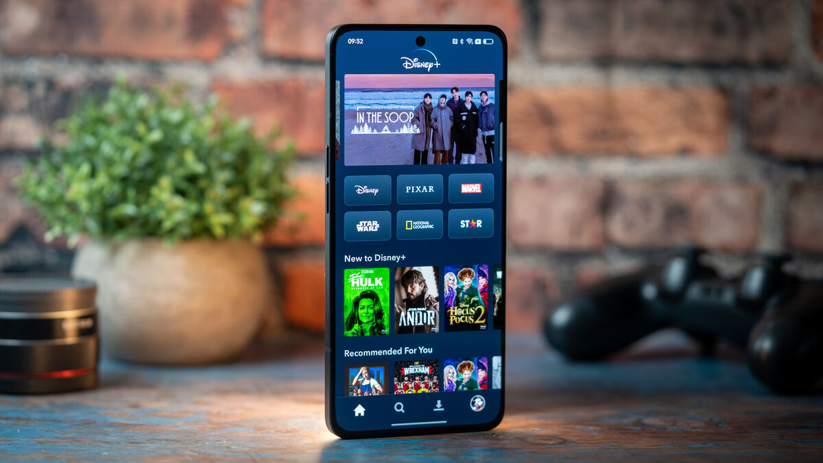 Oppo Reno8 Pro has a stunning 6.7-inch AMOLED display. Picture: Noel Campion.