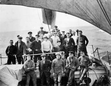 The team of the Imperial Trans-Antarctic Expedition on the fo’c’sle deck of the Endurance soon after leaving the River Plate for South Georgia. Shackleton in white, in the centre behind the rail (1914). The team of the Imperial Trans-Antarctic Expedition on the fo’c’sle deck of the Endurance soon after leaving the River Plate for South Georgia. Shackleton in white, in the centre behind the rail (1914).