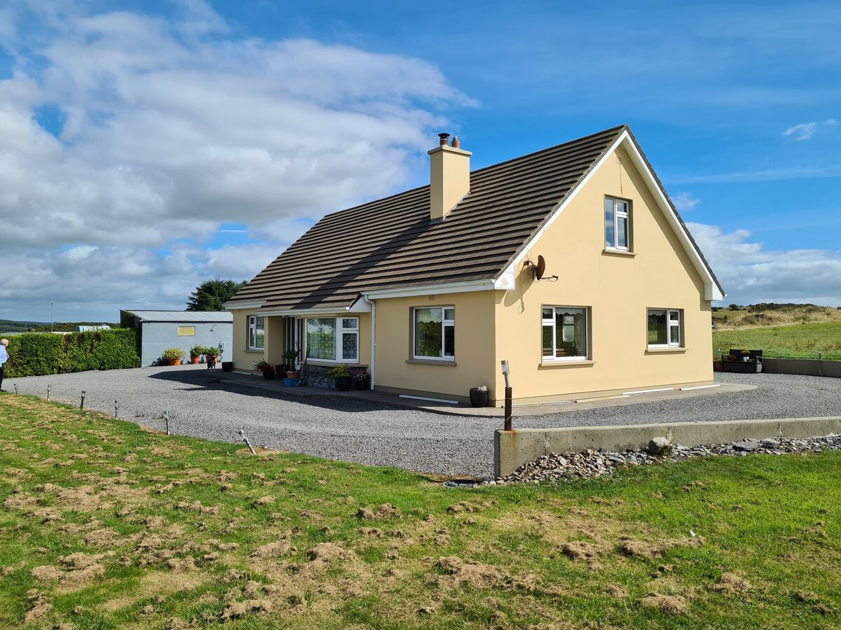 The four-bedroom bungalow is in very good condition. The four-bedroom bungalow is in very good condition.