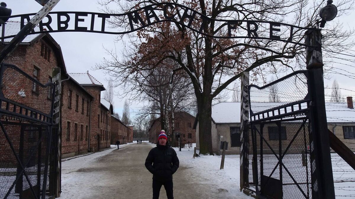 Hector Ó hEochagáin at the gate of Auschwitz.