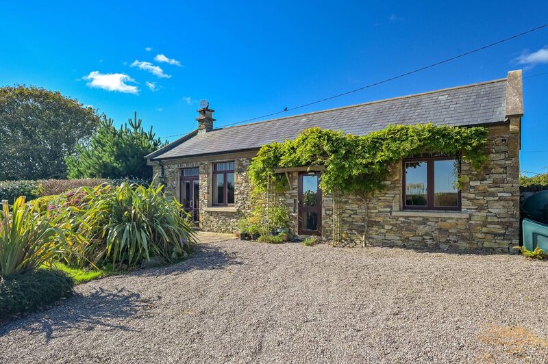 Winsome guest cottage with wisteria