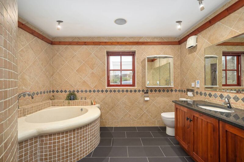 Deep Japanse style bath in main bedroom suite