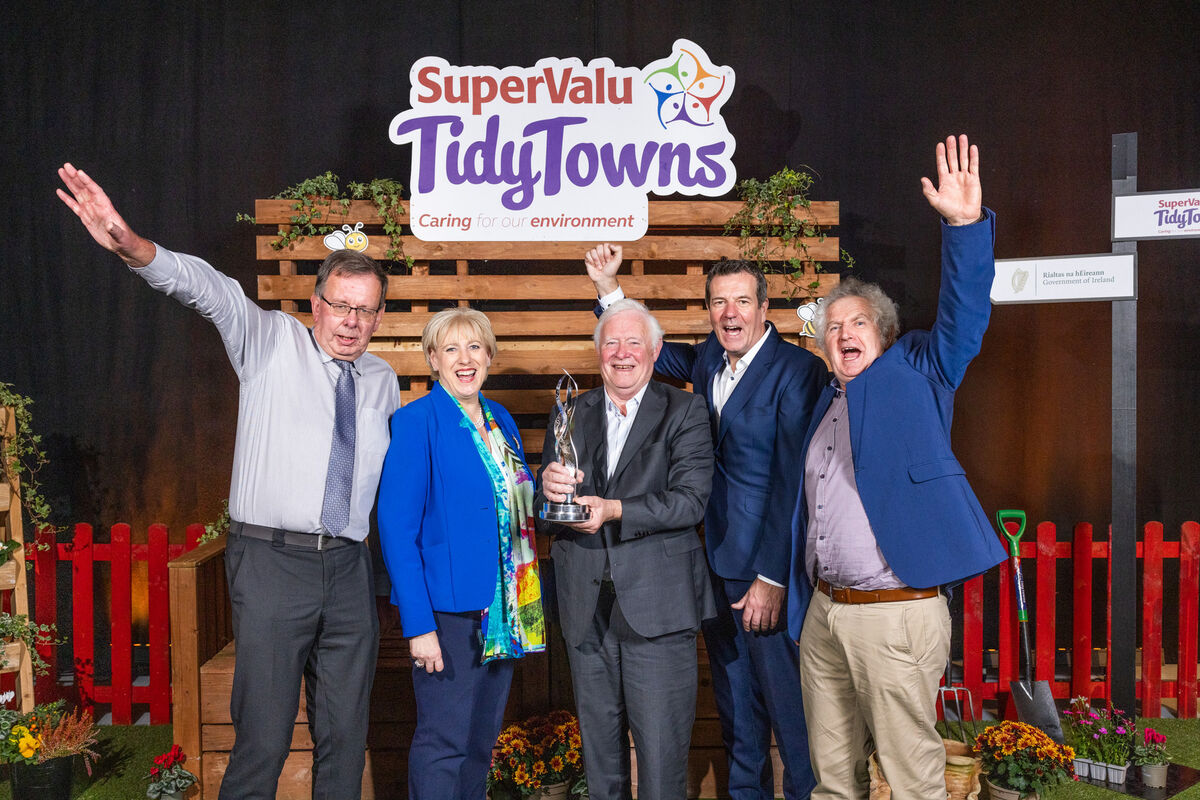Chairperson of Rosscarbery Tidy Towns Committee, John Moloney (at centre with trophy) with Rural and Community Development Minister Heather Humphreys (at left); and Ian Allen, Managing Director of SuperValu and Centra (right of centre); and members of the Rosscarbery Tidy Towns Committee. Picture: Naoise Culhane Chairperson of Rosscarbery Tidy Towns Committee, John Moloney (at centre with trophy) with Rural and Community Development Minister Heather Humphreys (at left); and Ian Allen, Managing Director of SuperValu and Centra (right of centre); and members of the Rosscarbery Tidy Towns Committee. Picture: Naoise Culhane