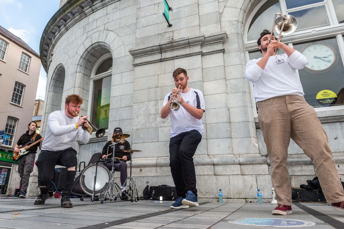  Cork, Ireland. 28th Oct, 2022. Today is the first day of the 44th Guinness Cork Jazz Festival. As well as bands playing in venues, the streets of Cork city host impromptu gigs. Jazz Band 'TBL8 Brass' from Dublin played outside the main Post Office on Oliver Plunkett Street. Picture: Andy Gibson.