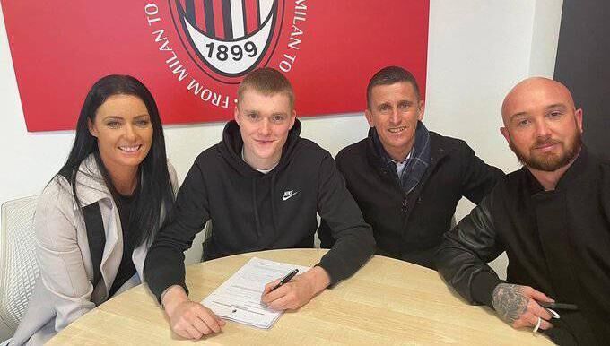 ITALIAN JOB: Cathal Heffernan with his paretns and Stephen Ireland as he signs for AC Milan.