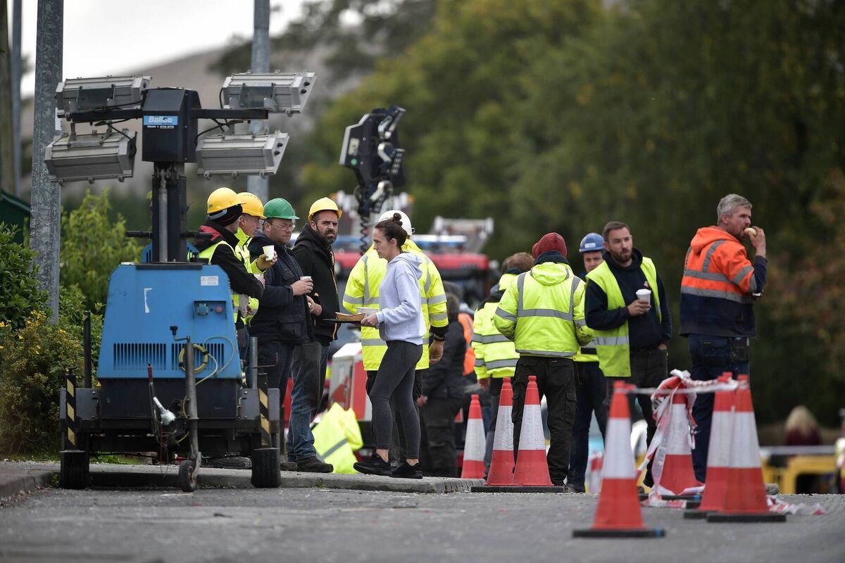 Volunteers hand out food and drinks to members of the emergency services. Picture: Charles McQuillan/Getty Images