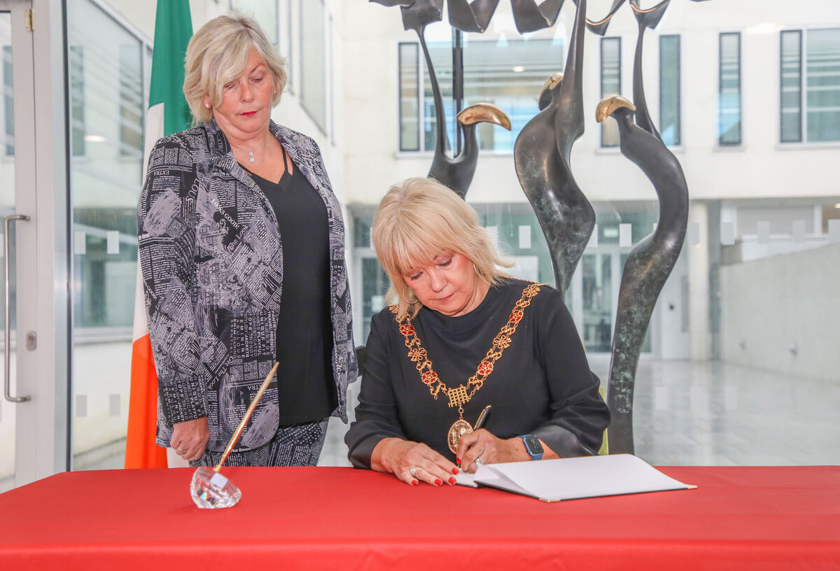 Lord Mayor Cllr Deirdre Forde and Ann Doherty at the signing the book of condolences for Vicky Phelan. Picture: David Creedon