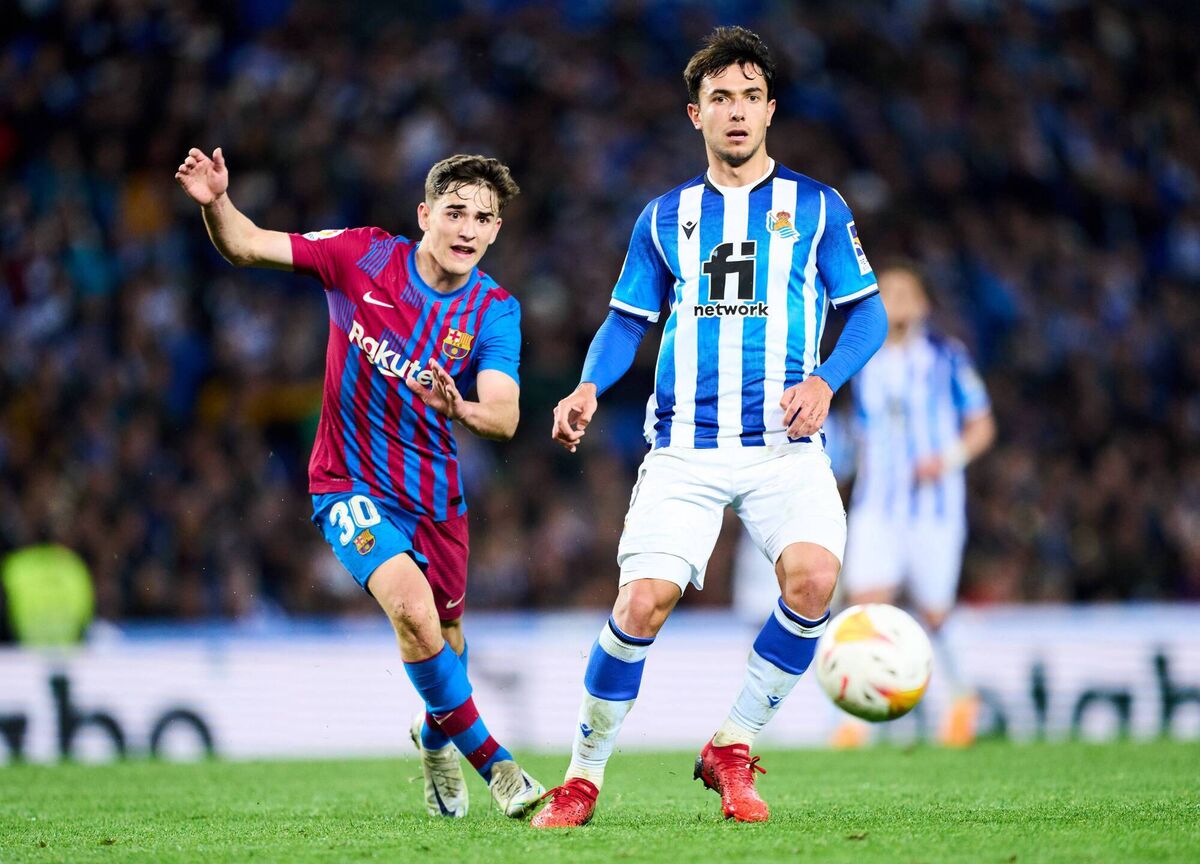 NEXT GEN: Pablo Paez Gavira 'Gavi' of FC Barcelona duels for the ball with Martin Zubimendi of Real Sociedad. Picture: Juan Manuel Serrano Arce/Getty Images