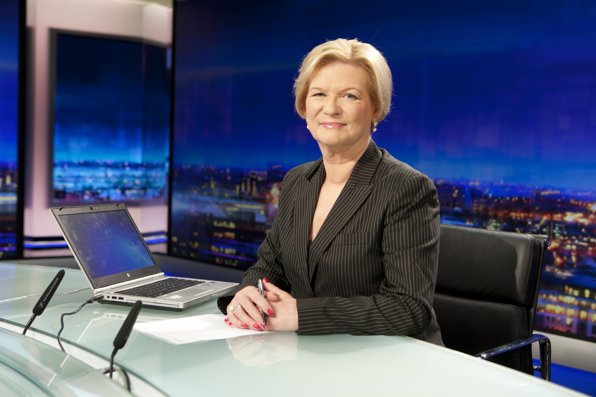 RTÉ newscaster Eileen Dunne bids emotional farewell after 42 years