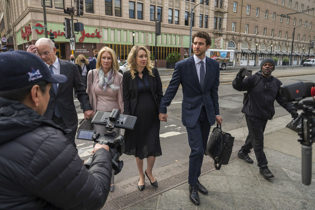 Theranos founder and CEO Elizabeth Holmes, center, walks into federal court in San Jose, Calif., Friday, Nov. 18, 2022. Picture: AP Photo/Nic Coury