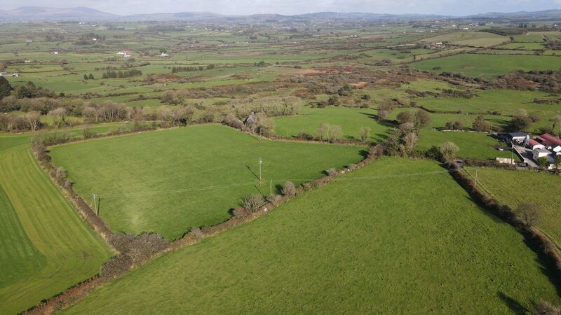 The farm is in the townland of Bauravilla, approximately 5km north of Skibbereen and 1km east of the R593. The farm is in the townland of Bauravilla, approximately 5km north of Skibbereen and 1km east of the R593.