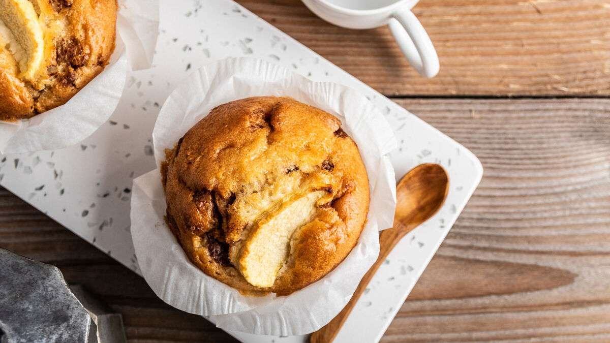 Apple and sultana buns