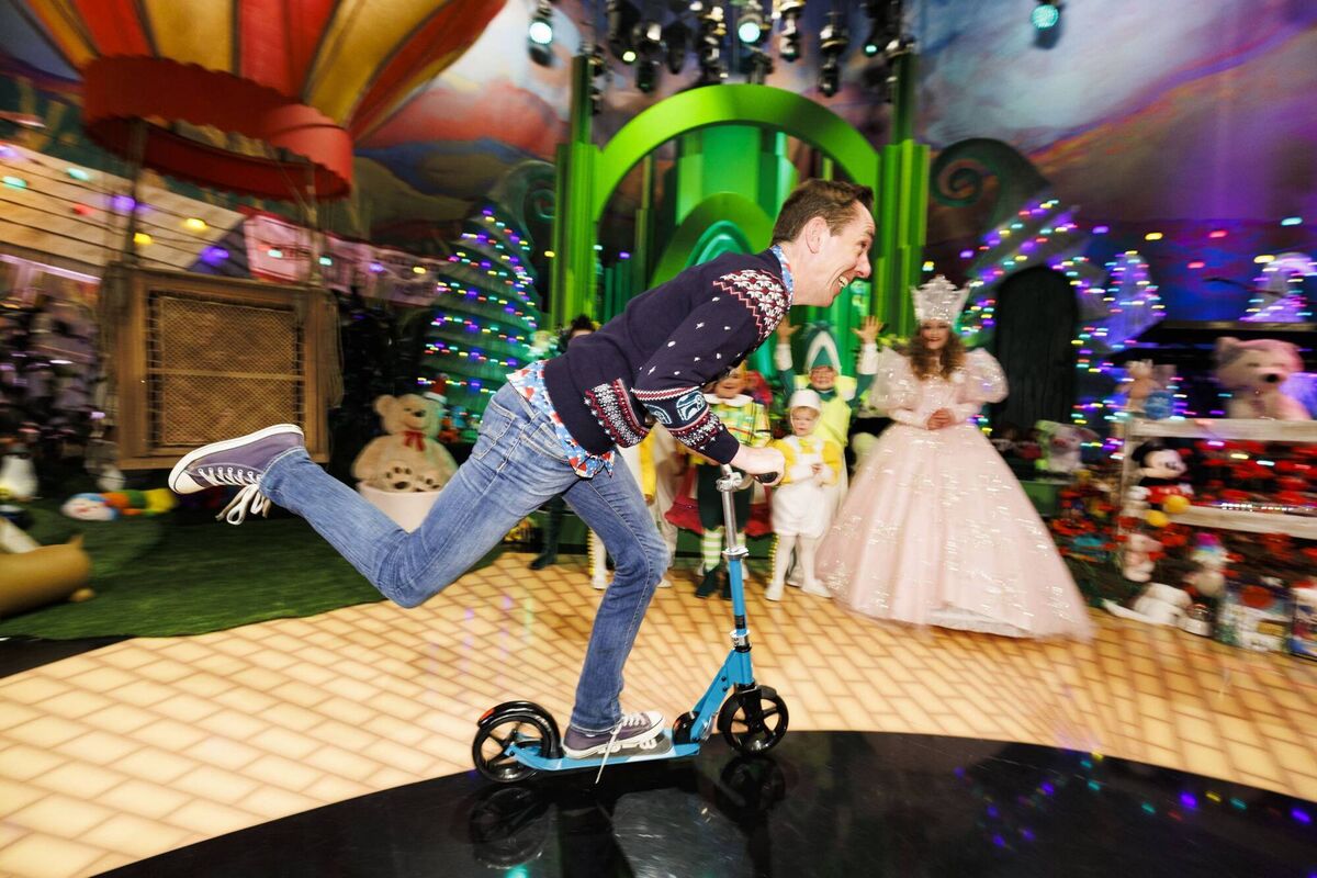 Ryan Tubridy with some Toy Show performers. Picture: Andres Poveda Ryan Tubridy with some Toy Show performers. Picture: Andres Poveda