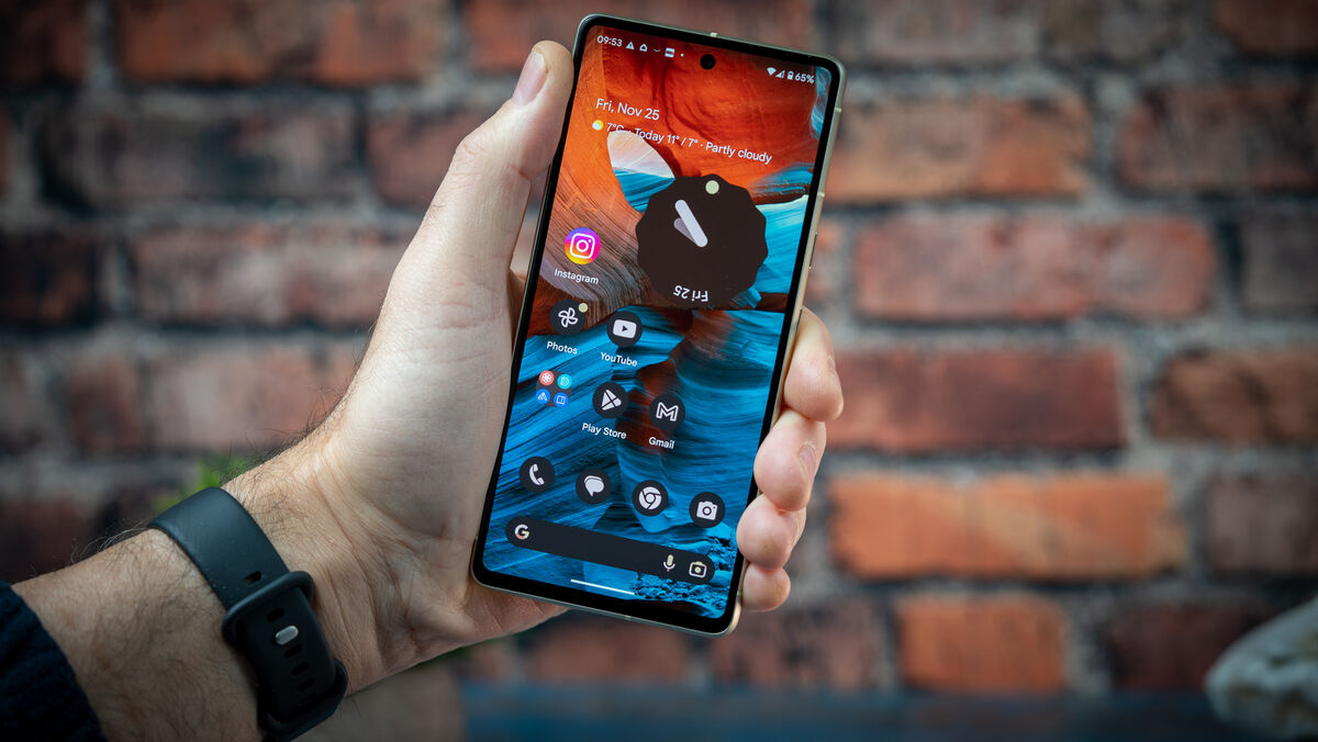 The Google Pixel 7 has a 90Hz refresh display. Picture: Noel Campion.