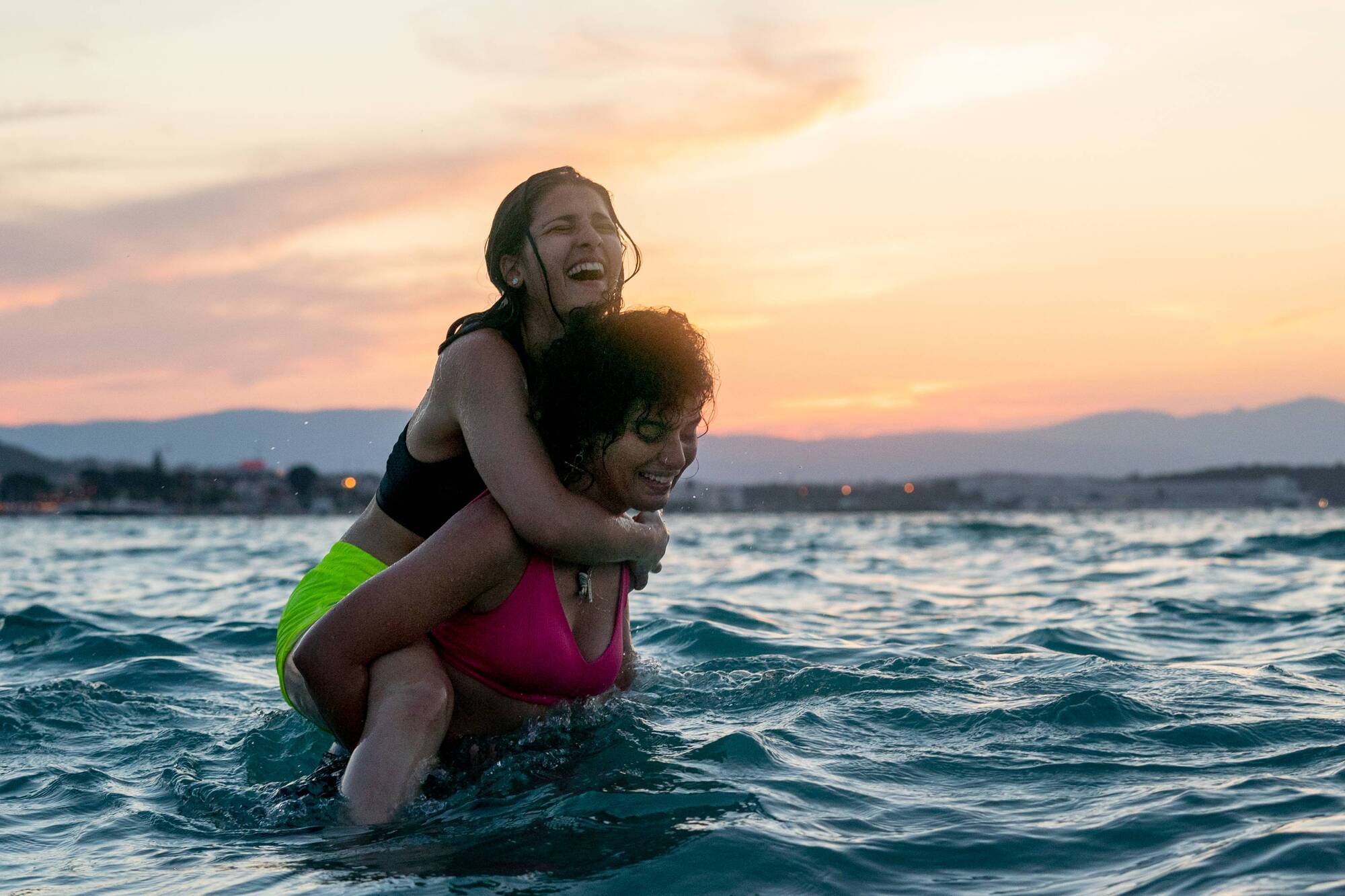 The Swimmers. (L to R) Nathalie Issa as Yusra Mardini, Manal Issa as Sara Mardini in The Swimmers. Cr. Laura Radford/Netflix © 2022