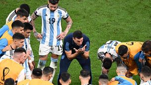 <p>LEADER: Argentina's coach Lionel Scaloni talks to his players before extra time in Sunday's dramatic World Cup final. Pic: PA</p>