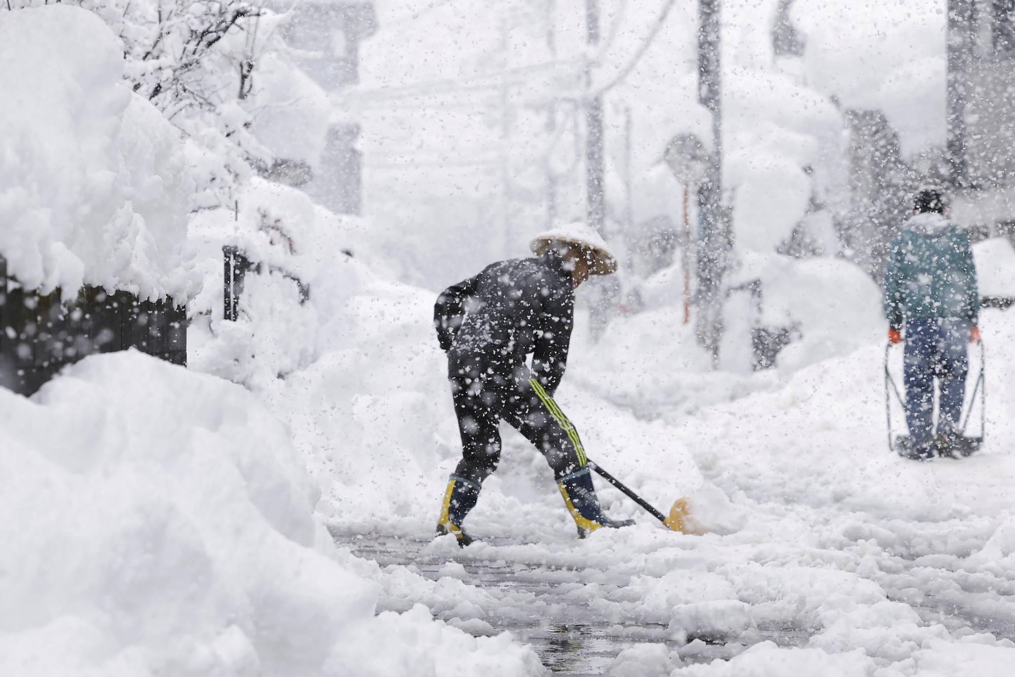 Three dead as heavy snow falls in Japan