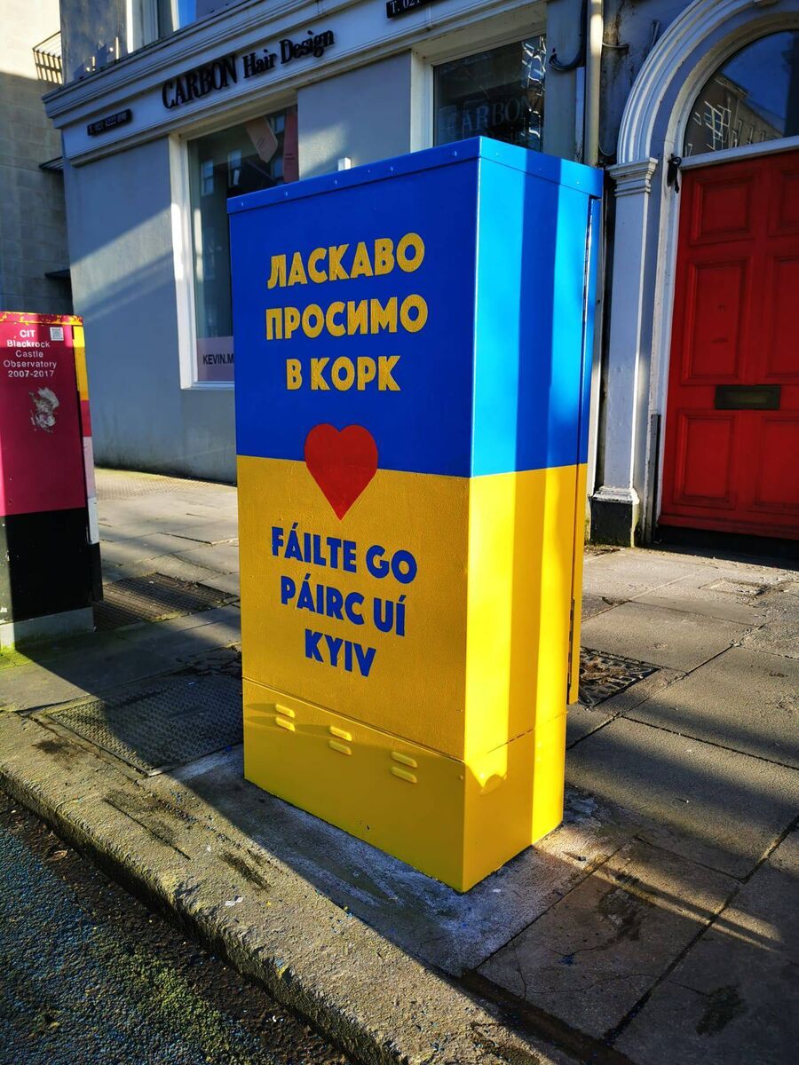 A utility box in Cork was decorated with the Ukrainian colours and the logo 'Fáilte go Páirc Uí Kyiv', a clever play on the name of the city’s GAA stadium Páirc Uí Chaoimh. The box also features the words 'Welcome to Cork', written in Ukrainian. The gesture is a result of the combined work of the People’s Republic Of Cork website and local artist Tom Doig.
