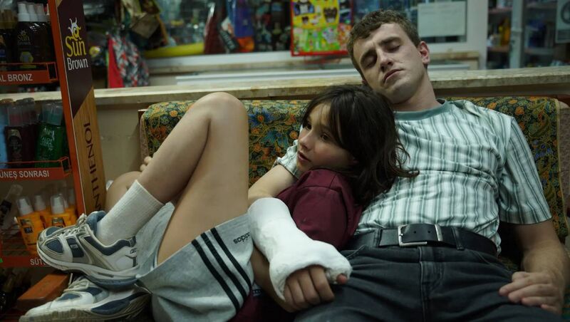 Frankie Corio and Paul Mescal in Aftersun. 