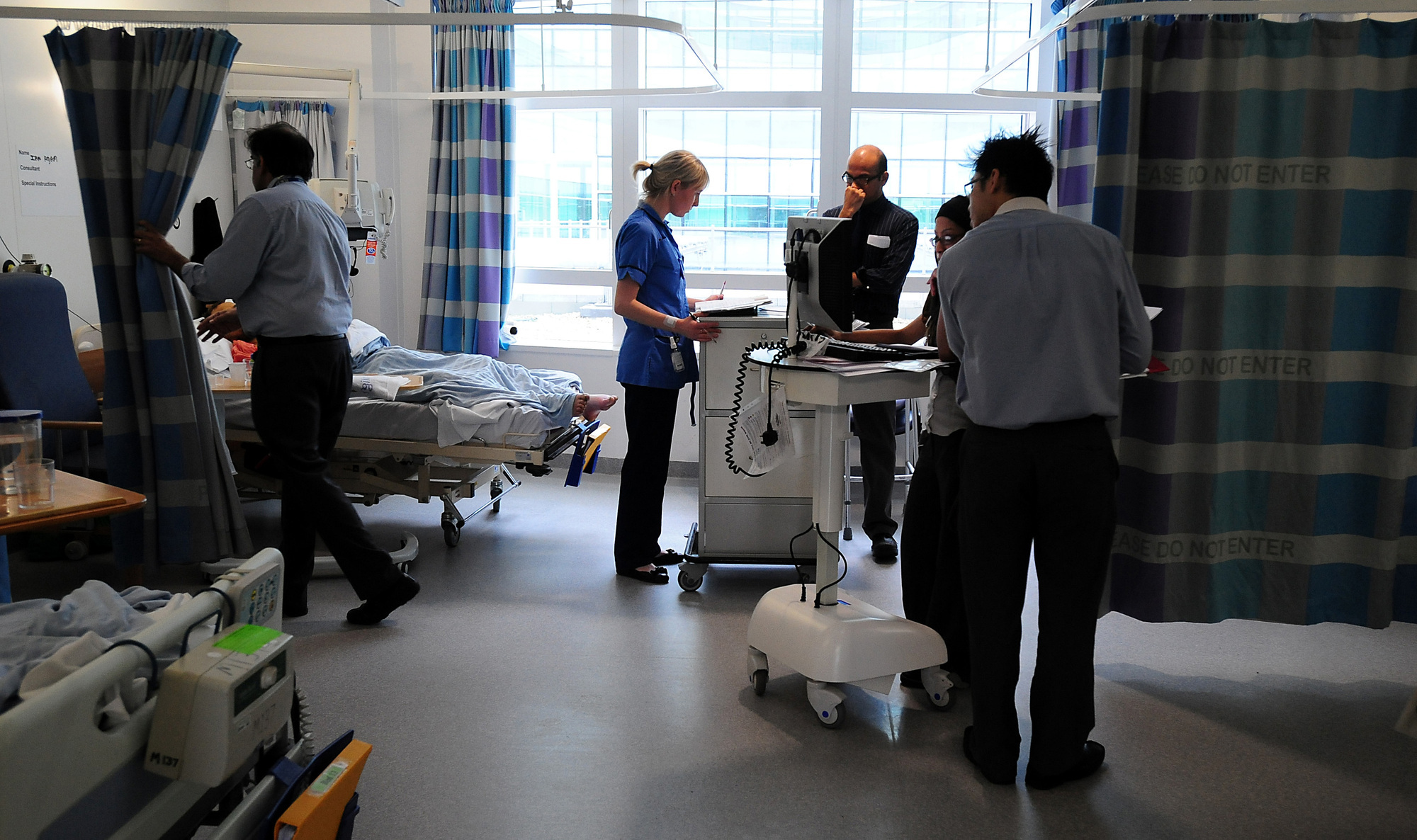 Documents reveal panic within HSE to buy ventilators at start of Covid pandemic