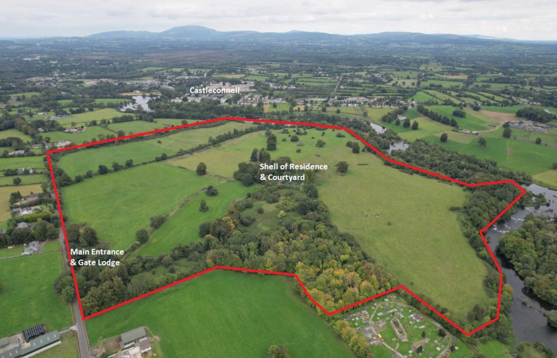 The lands of the property are in excellent condition, according to the selling agent, with the majority in permanent pasture and laid out in rolling parkland with many mature trees. 