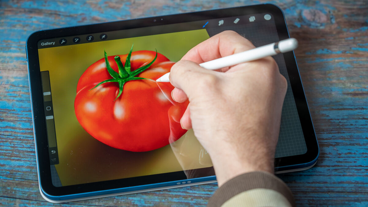 Apple iPad 10th generation using Apple Pencil. Picture and illustration: Noel Campion.