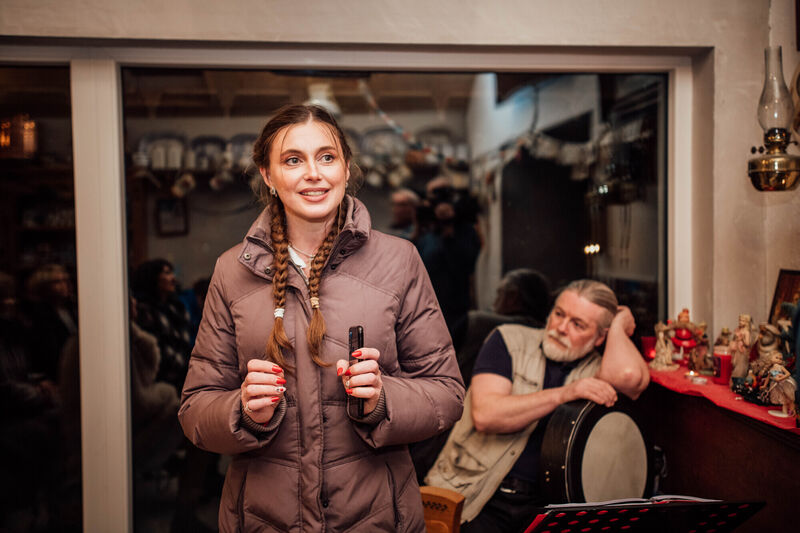  Ukrainian Kateryna Lapina speaks to those attending the rambling house in Co Limerick.