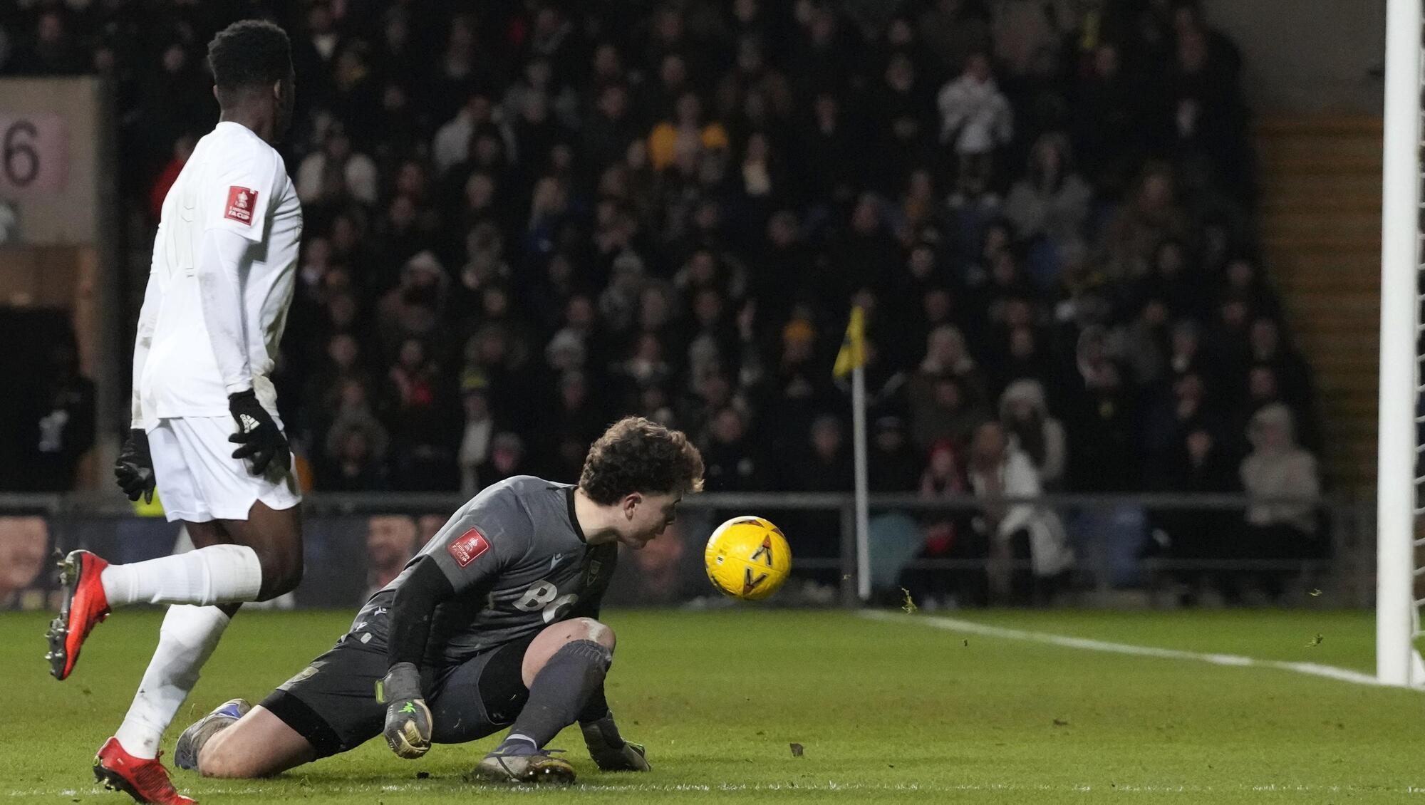 Second half surge sees Arsenal past Oxford to advance in Cup