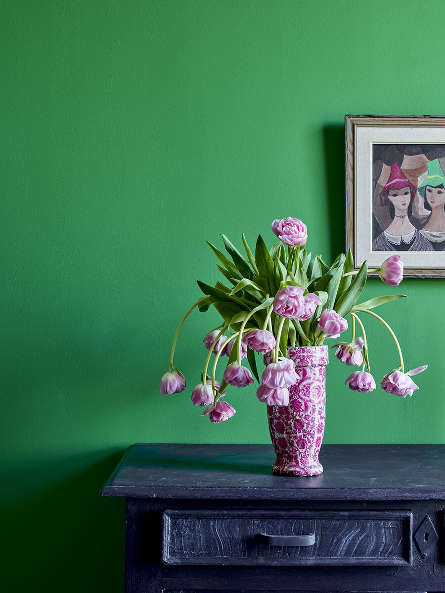 A dramatic dark paint job in Oxford Navy raked in Old White adds life to a middling-late 20th-century chest of drawers. anniesloane.com.