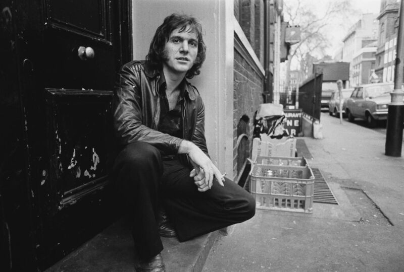 Ralph McTell on the streets of London in 1975. (Picture: Evening Standard/Hulton Archive/Getty)