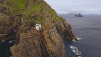 Dream job for lovers of hard work, lighthouses and painting ... 