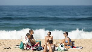 <p>The Girls at the Back: Mariona Terés as Leo; Godeliv van dan Brandt as Olga; María Rodríguez as Carol; Mónica Miranda as Alma and Itsaso Arana as Sara</p>