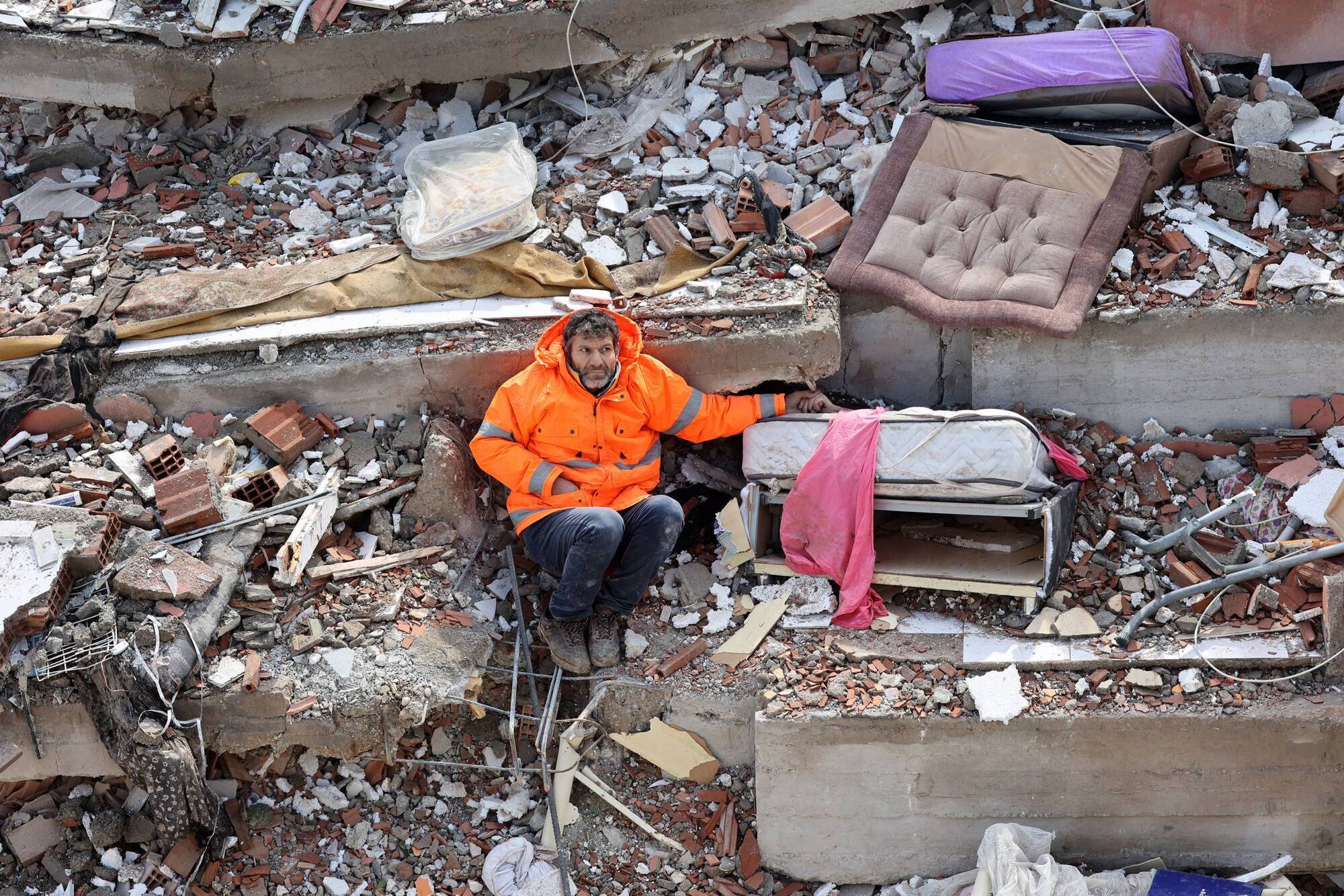 Photo of Turkish man holding hand of dead daughter underlines earthquake despair