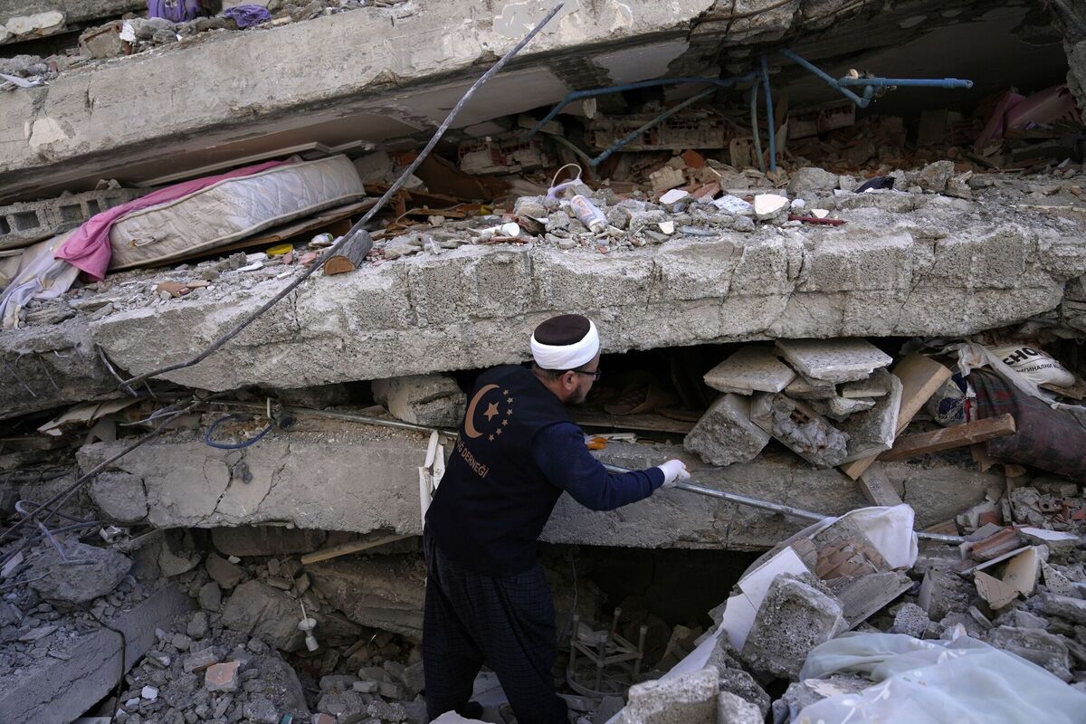 A man searches for people in the rubble of a destroyed building, in Iskenderun town, southern Turkey, Tuesday, Feb. 7, 2023. Picture: AP Photo/Hussein Malla A man searches for people in the rubble of a destroyed building, in Iskenderun town, southern Turkey, Tuesday, Feb. 7, 2023. Picture: AP Photo/Hussein Malla