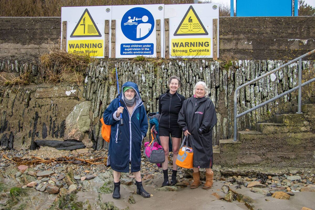 Before they faced the cold water of the Atlantic at Coolmain Beach, Kilbrittain are, (left to right) Paddy Conoghan, Bernadette Gallagher and Susan Nicholson. Photo: Gearóid Holland