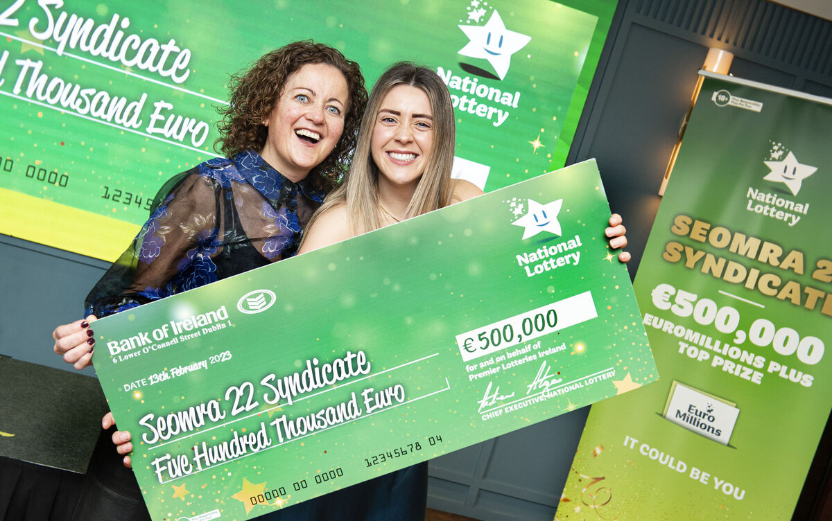 Ger Cahill and Amy Cotter of the ‘Seomra 22’ syndicate holding the winning cheque. Picture: Gerard McCarthy / Mac Innes Photography