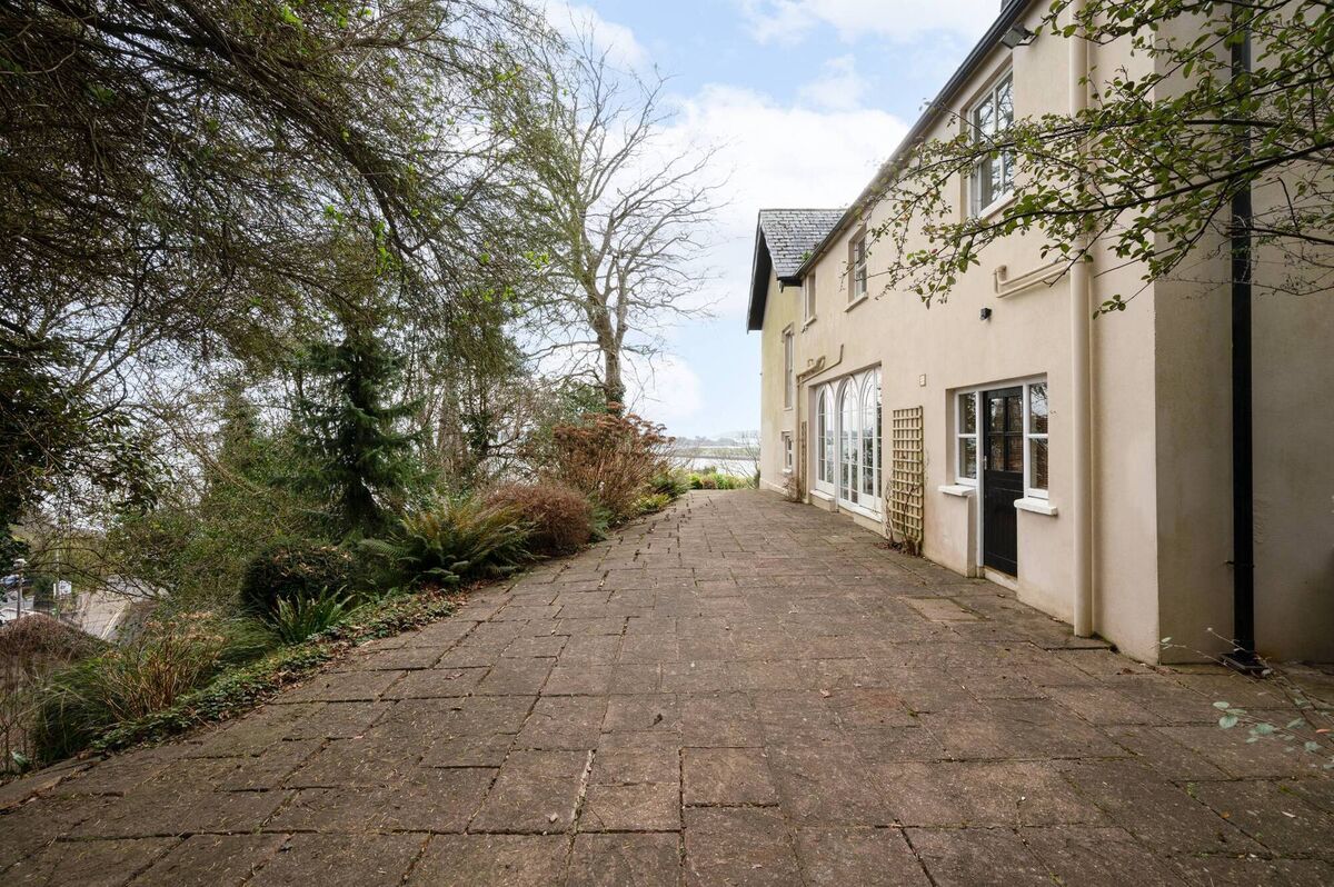 Expansive east-facing patio Expansive east-facing patio
